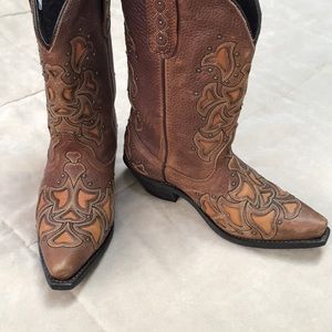 BEAUTIFUL brown/tan cowboy boots w/ cutout detail!
